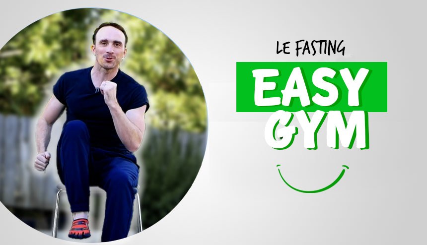 Le Fasting Easy Gym : JB fait un exercice assis sur une chaise, genou levé